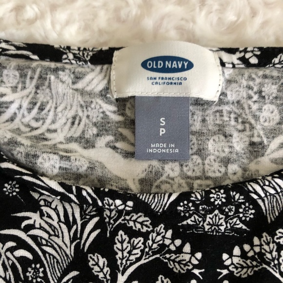 Black and white short sleeve flowy top - Picture 3 of 5